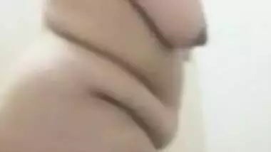 Malayali aunty bathing nude showing pussy