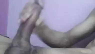 INDIAN GUY MASTURBATING HUGE CUM SHOT CUM BLAST