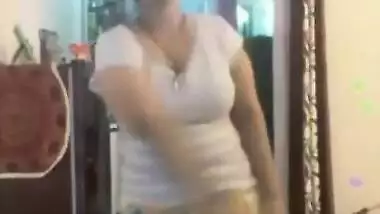 Hot desi indian bhabi shaking her sexi ass &boobs on bigo live...4