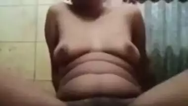 Horny Bengali bitch fingering her bald pussy on cam