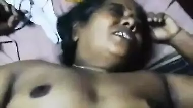 Mature Indian aunty getting her pussy fingered