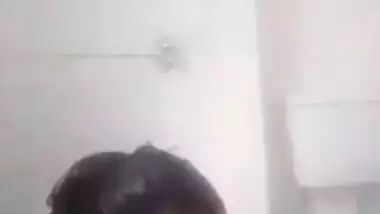 Punjabi couple bathroom sex MMS movie scene scandal