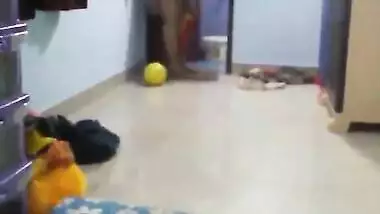 desi aunty going to bathroom husband take video