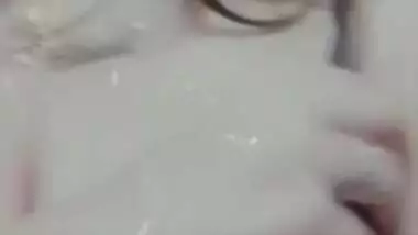 Naked Islamabad model showing huge boobs