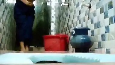 Bangladeshi Bhabi Peeing & Washing Sweet Pussy