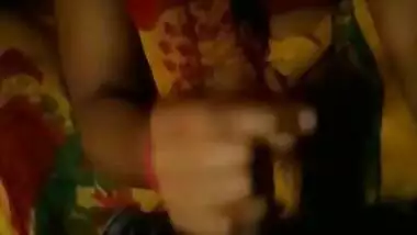 Bhabi Give HandJob