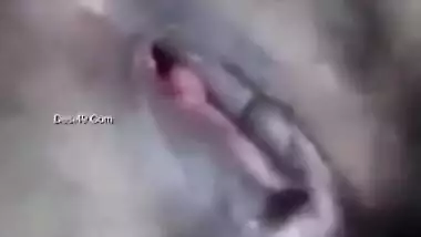 Desi barbie receives own fingers in pussy while talking on phone