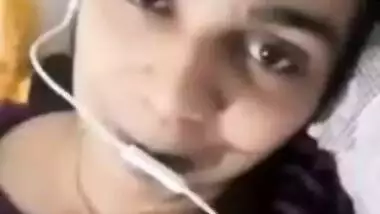 Sexy Lankan Girl Showing Her Boobs on Vc