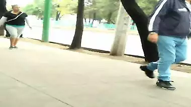 Gorda Culona en licra - se le marca la pucha