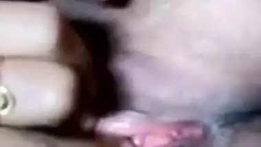 It isn't a problem for the Desi to show tits and pussy to her lover