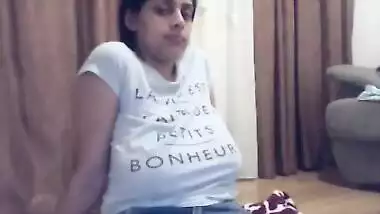 Hot teen showing her bade bade boobs on cam