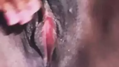 Amateur Lankan Ebony Pregnant Wife Masrtabution - ප්‍රෙග්න්ට් අක්කා තනියම ඇඟිල්ල ගහලා සැපක් ගන්නවා